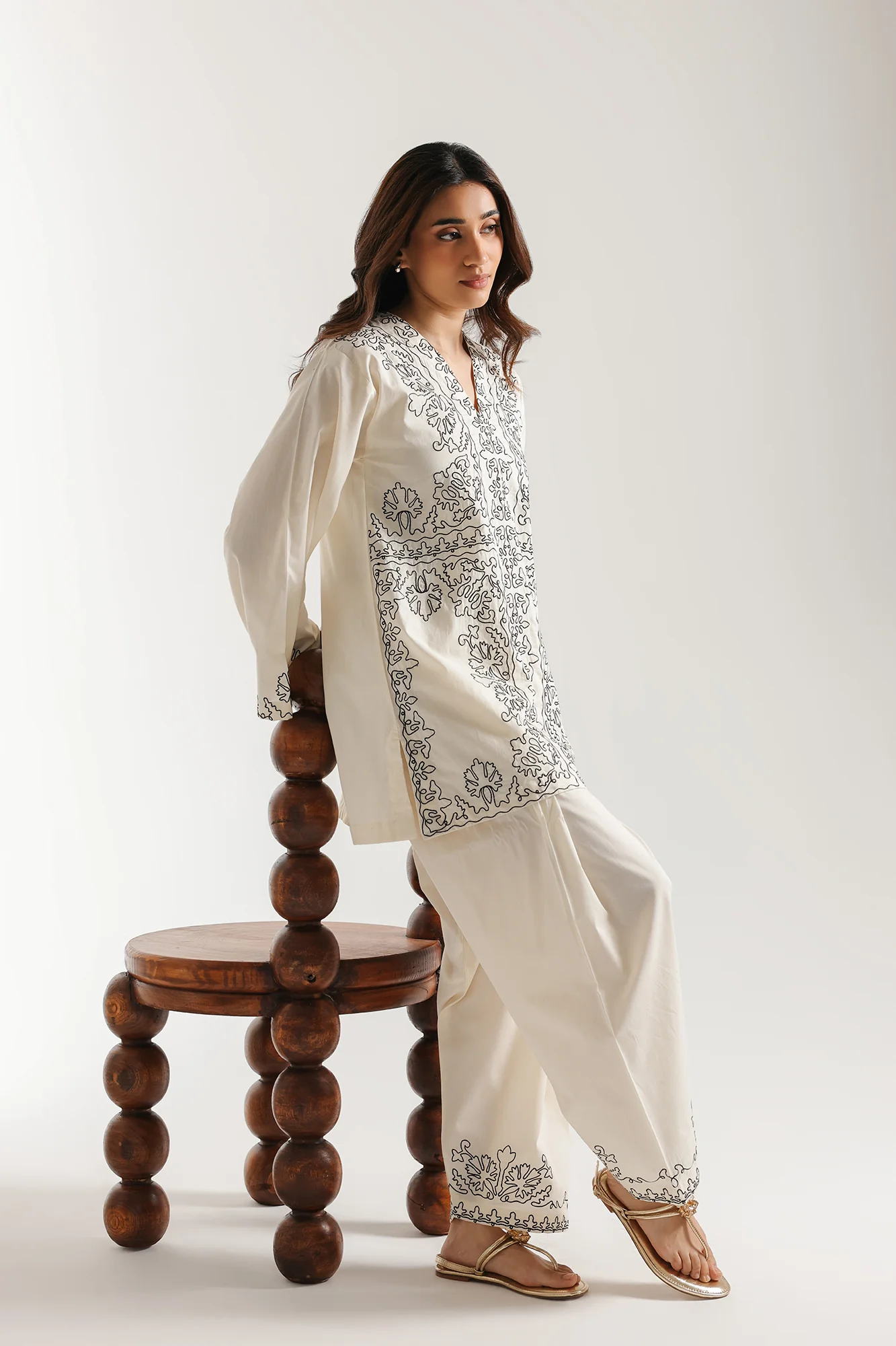 EMBROIDERED SUIT (E7620/102/002)