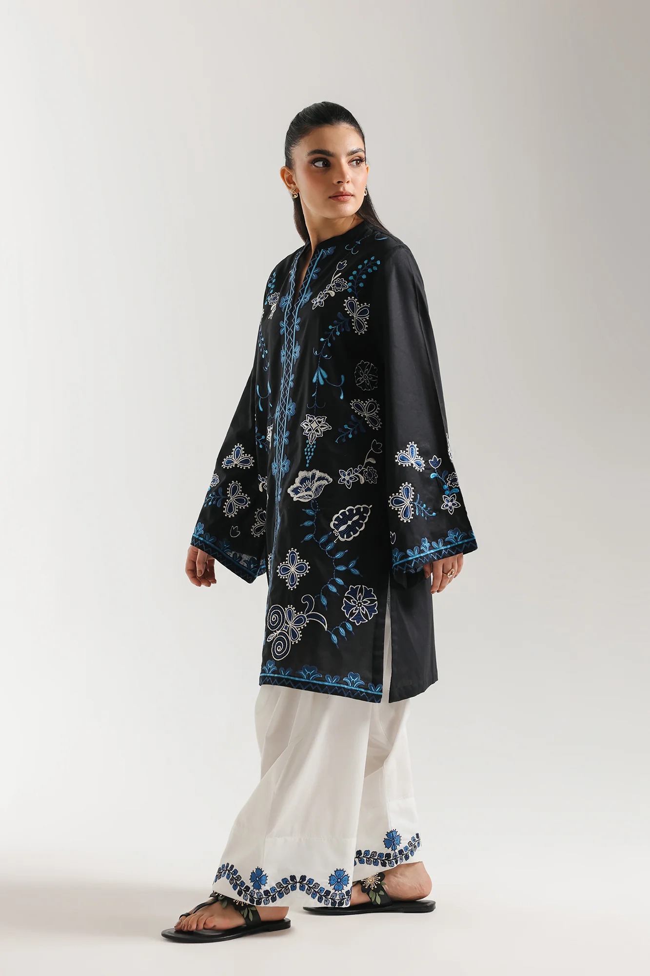EMBROIDERED SUIT (E7752/102/902)