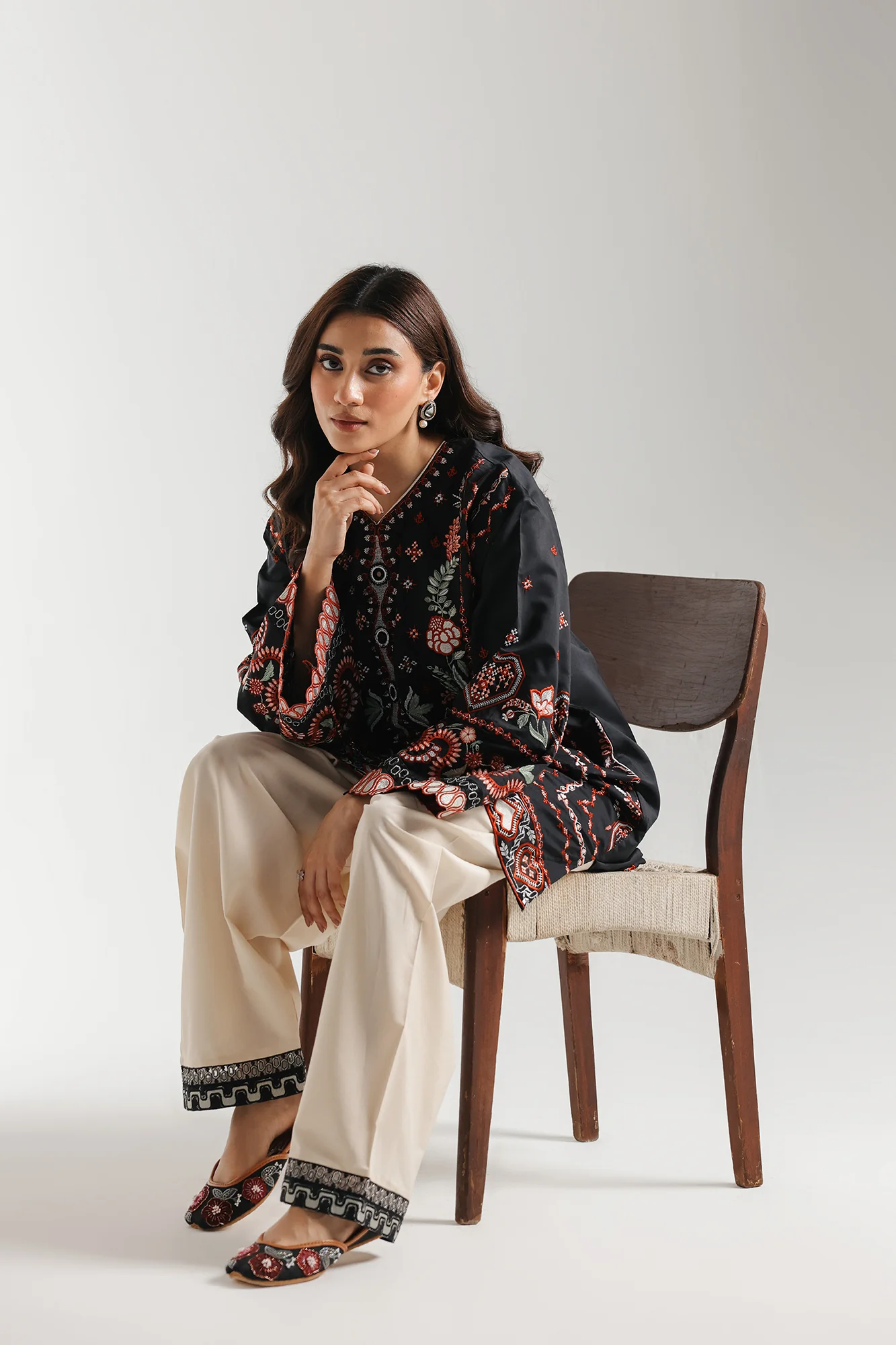 EMBROIDERED SUIT (E4252/103/901)